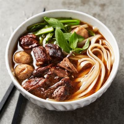  ヘビ市名物、牛肉麺！濃厚なスープとプリプリの麺が織りなす至高の一杯を堪能しよう！