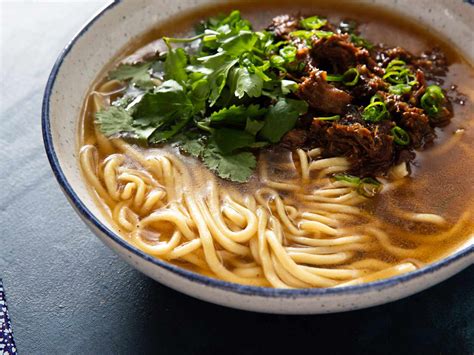  羊肉泡馍：スパイス香る濃厚スープに、ふわふわ手引き麺が絡み合う至福の一品！